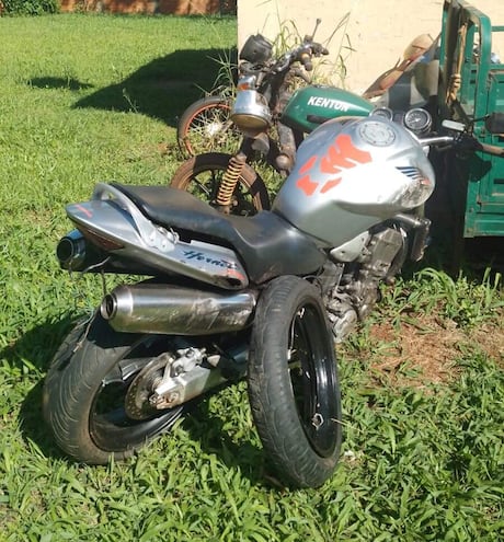 La motocicleta perdió una de sus ruedas durante el percance.