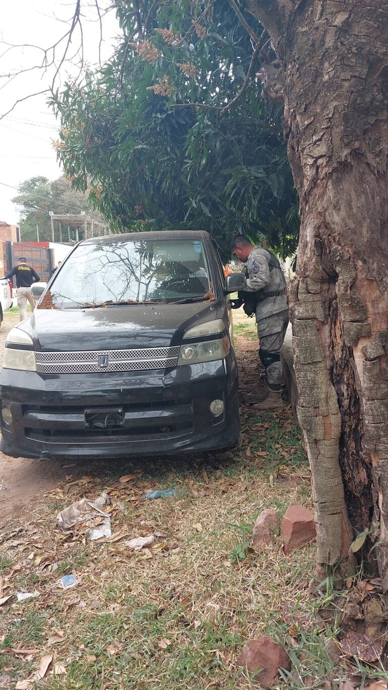 La camioneta estaba abandonada en el momento de la intervención policial. (gentileza).