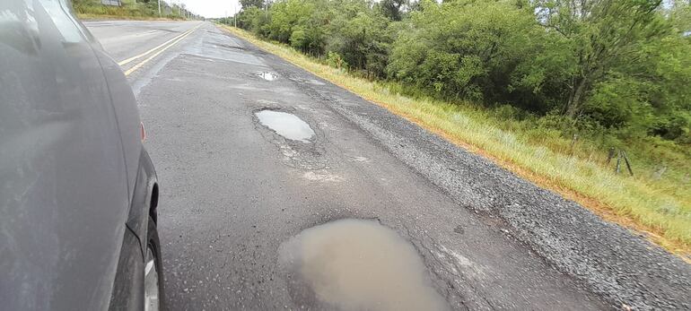 Enormes baches con agua de lluvia sobre la ruta PY19, en el sector del desvío de Villa Oliva.