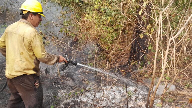 Guardaparques proceden al enfriamiento del área afectada por el incendio que se desató en el Parque Nacional Cerro Corá.