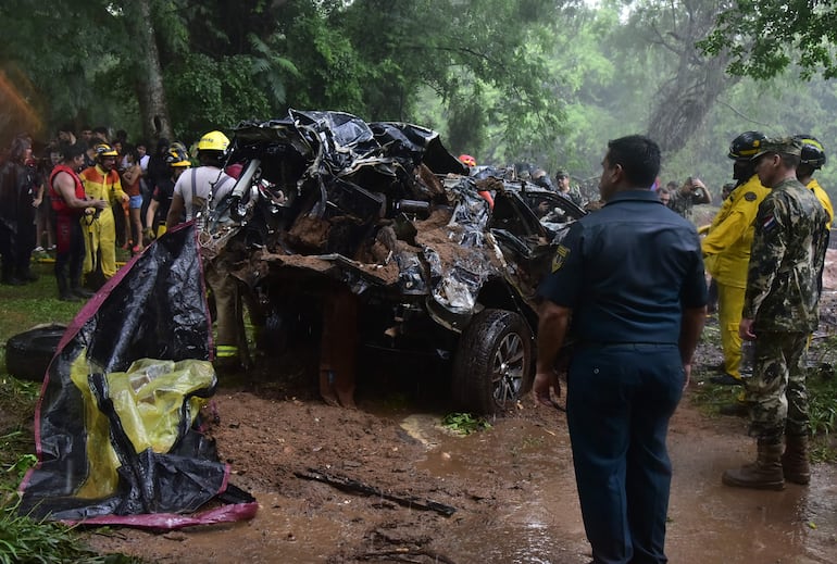 En la siesta de ayer, se logró retirar el auto del arroyo Lambaré.