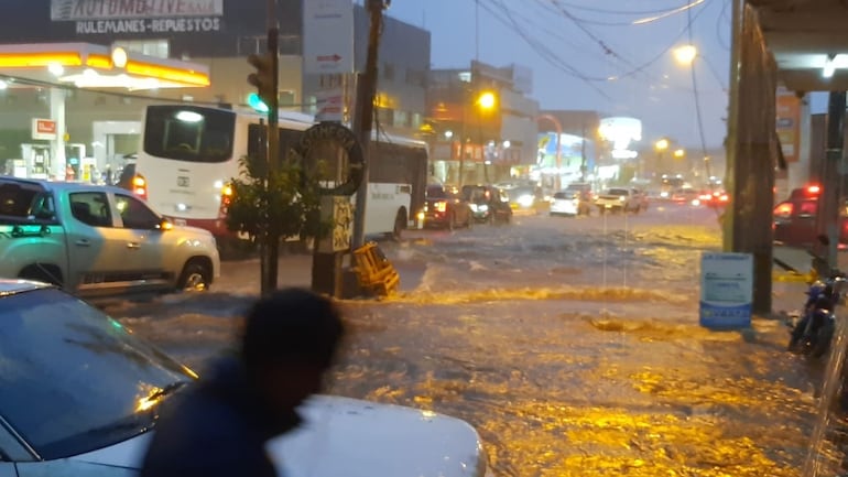 La zona del fallido metrobús se inunda con cada lluvia.