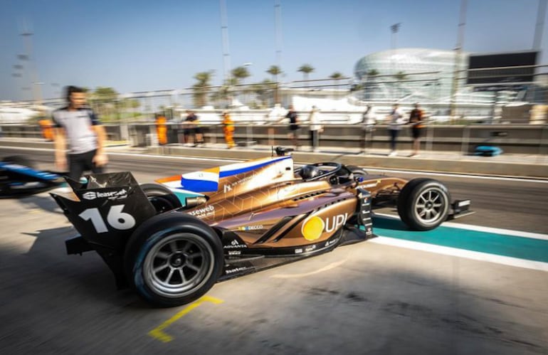 El monoplaza de PHM Racing que conduce Joshua Duerksen en los test de la Fórmula 2 en el circuito de Yas Marina, Emiratos Árabes Unidos.