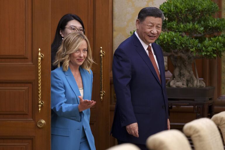 El president de China,  Xi Jinping (d) recibe a la primera ministra de Italia, Giorgia Meloni (i).