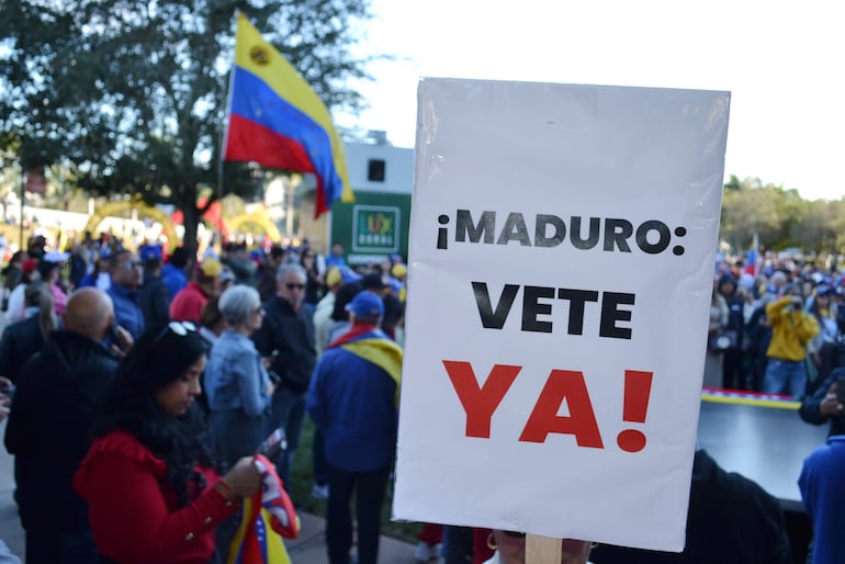 Imagen ilustrativa: un cartel durante una manifestación de ciudadanos venezolanos este jueves, en Doral, Estados Unidos. A lo largo de varios países del mundo se registran movilizaciones similares para exigir el fin del régimen de Nicolás Maduro.