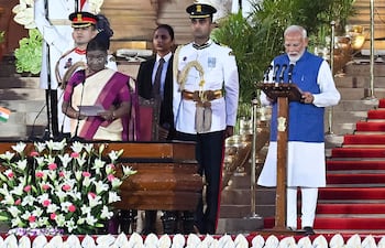 El primer ministro de la India, Narendra Modi (d) y la presidenta de la India, Droupadi Murmu (1ra. de la izq), en Nueva Delhi.