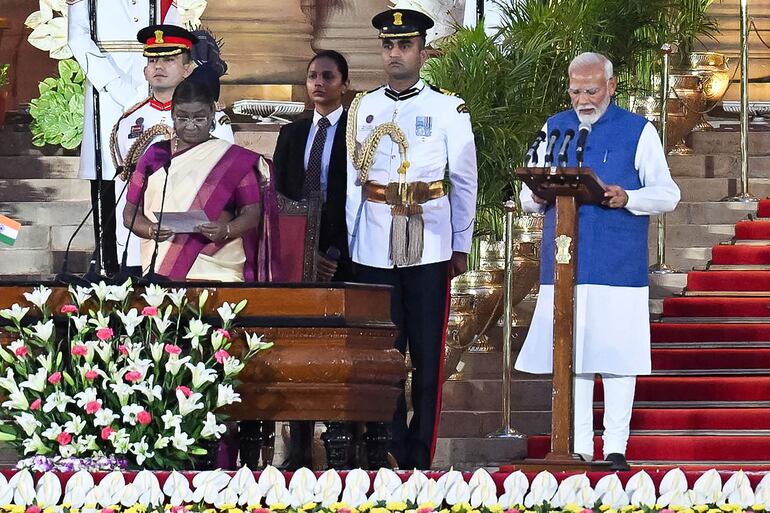 El primer ministro de la India, Narendra Modi (d) y la presidenta de la India, Droupadi Murmu (1ra. de la izq), en Nueva Delhi.