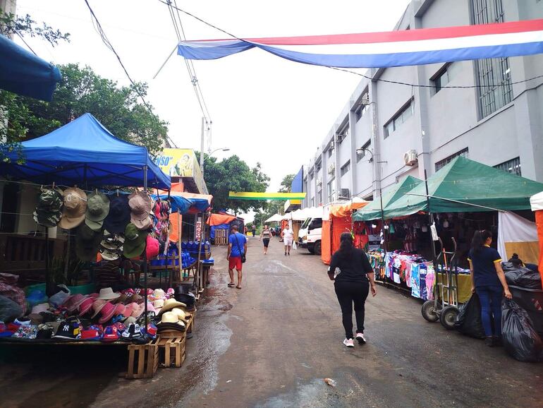 Muchos comerciantes se instalaron en Caacupé con la intención de vender y mejorar sus ingresos.