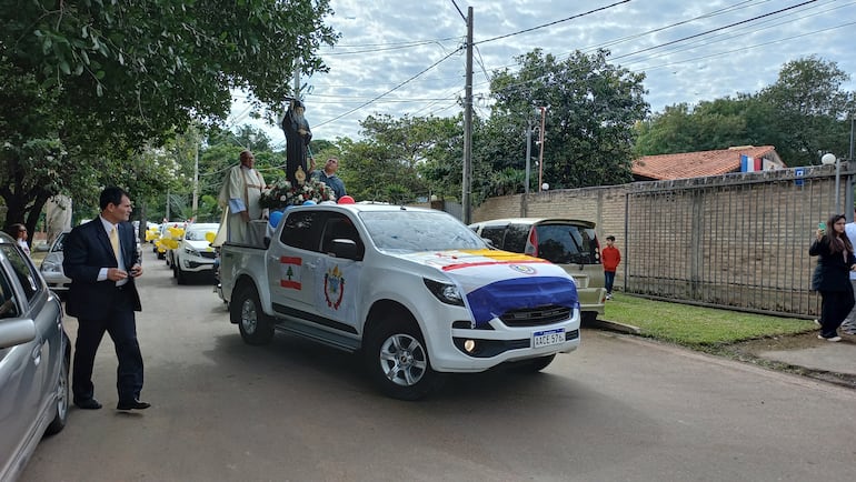 Una procesión vehicular fue realizada por todo el barrio.