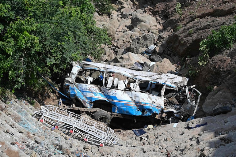 Los restos de un autobús se muestran en el lugar de un accidente que mató a 23 personas después de que el autobús se hundiera en un barranco en la aldea de Soon, cerca de Kahuta, provincia de Punjab, Pakistán, el 25 de agosto de 2024.