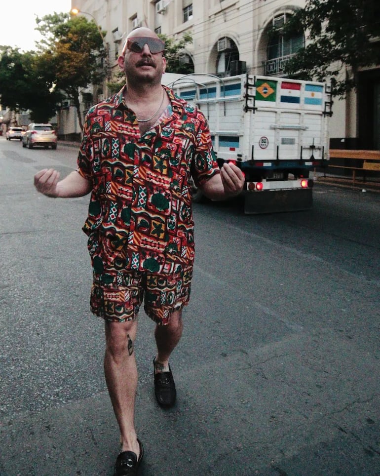 El actor Nico García caminando por las calles asuncenas. (Instagram/Nico García)