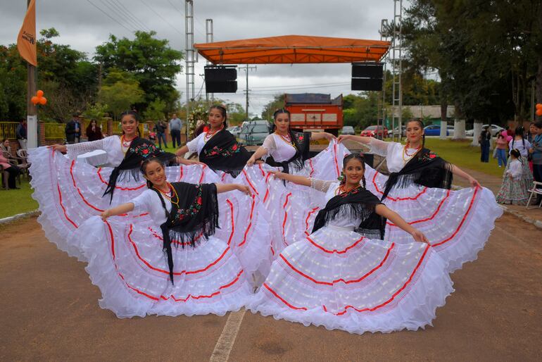 Presentación artística del elenco municipal de danza. 