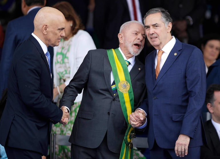 El presidente brasileño, Luiz Inácio Lula da Silva (centro), conversa con los jueces de la Corte Suprema de Brasil, Alexandre de Moraes (izquierda), y Roberto Barroso. Usuarios brasileños de X reportaron este miércoles su sorpresa al conseguir acceder a la plataforma, suspendida en el mayor país de América Latina por decisión de la corte suprema, que investiga una aparente “inestabilidad” técnica.