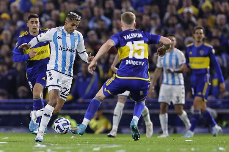 Nicolás Valentini (d) de Boca disputa un balón con Agustín Almendra de Racing hoy, en un partido de los cuartos de final de la Copa Libertadores entre Boca Juniors y Racing en el estadio La Bombonera en Buenos Aires (Argentina).