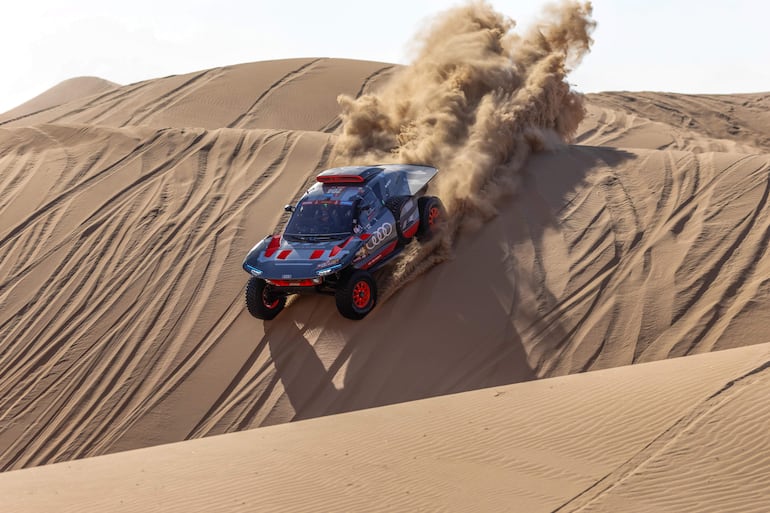 El español Carlos Sainz (Audi RS Q E-tron E2) perdió la segunda plaza a manos del piloto qatarí Nasser Al-Attiyah (Hunter Prodrive).  