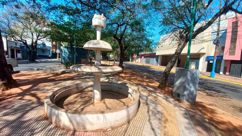 La fuente de agua en avenida Quinta que debía adornar el sitio lo hace ver triste y desolado, porque no funciona. Ayer a las 13:02.