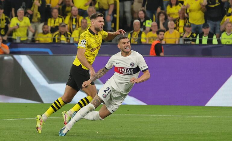 Dortmund (Germany), 01/05/2024.- Borussia's Niclas Fullkrug (L) scores for the 1-0 lead against PSG, as PSG's Lucas Hernandez (R) falls after their clash during the UEFA Champions League semi final, 1st leg match between Borussia Dortmund and Paris Saint-Germain in Dortmund, Germany, 01 May 2024. (Liga de Campeones, Alemania, Rusia) EFE/EPA/FRIEDEMANN VOGEL
