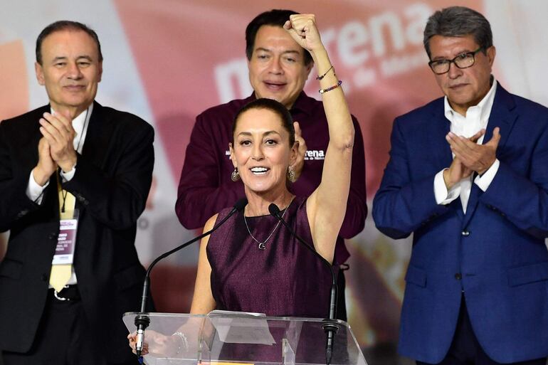 La exalcalde de México, Claudia Sheinbaum (c) celebra su nominación para la candidatura presidencial, por el partido oficialista MORENA.  (AFP)