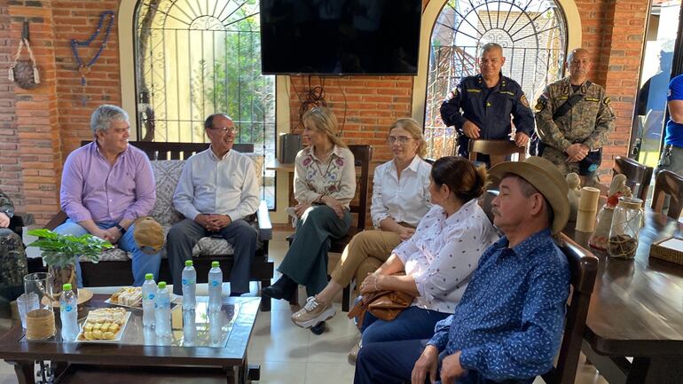 Gobierno se reunió con familiares de secuestrados.