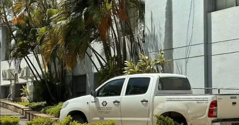 Vehículo de la Fiscalía frente al Ministerio de Defensa, donde funcionan oficinas de la Dinac.