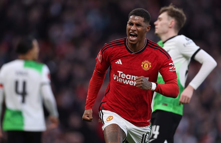 Manchester (United Kingdom), 17/03/2024.- Marcus Rashford of Manchester United celebrates scoring the 3-3 goal during the FA Cup quarter-final soccer match between Manchester United and Liverpool in Manchester, Britain, 17 March 2024. (Reino Unido) EFE/EPA/ADAM VAUGHAN EDITORIAL USE ONLY. No use with unauthorized audio, video, data, fixture lists, club/league logos, 'live' services or NFTs. Online in-match use limited to 120 images, no video emulation. No use in betting, games or single club/league/player publications.
