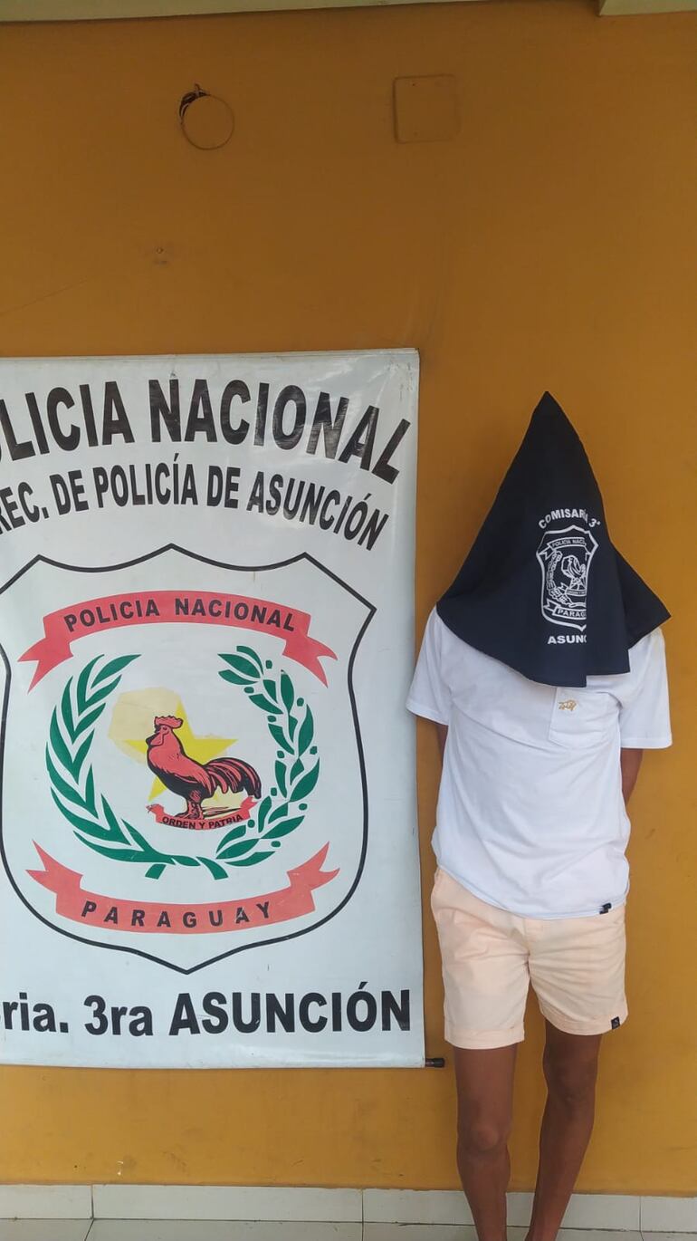 Arnaldo Gabriel Cabrera Aquino, de 20 años, fue detenido tras intentar hurtar carne, pero ya tenía orden de captura previa.