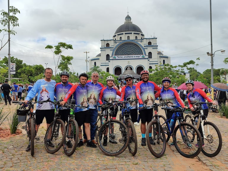 Con entusiasmo ciclistas de San Alberto llegaron a Caacupé para pagar promesa.