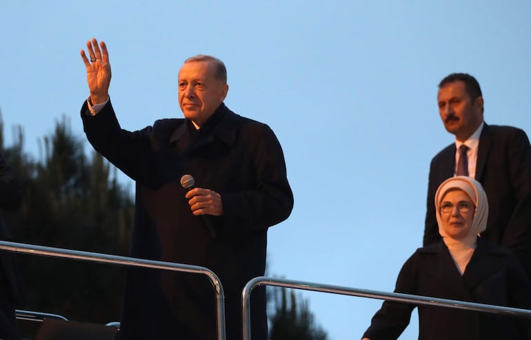 El presidente turco, Recep Tayyip Erdogan saluda a sus seguidores fuera de su casa luego de la segunda vuelta de las elecciones presidenciales, en Estambul, Turquía.