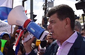 Efraín Alegre en una manifestación. (Foto AFP)