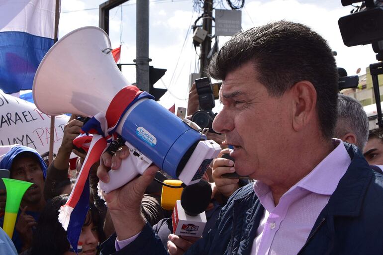 Efraín Alegre en una manifestación. (Foto AFP)