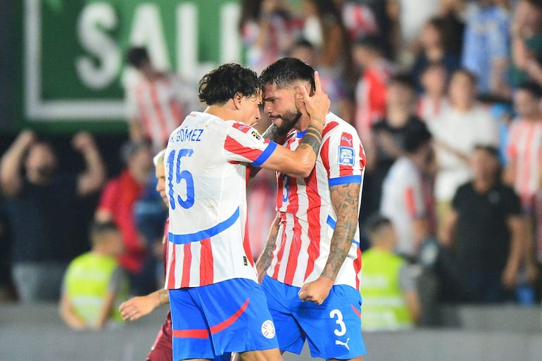 Gustavo Gómez y Omar Alderete, jugadores de la selección de Paraguay, festejan el triunfo de la selección de Paraguay sobre Venezuela por la fecha 10 de las Eliminatorias Sudamericanas 2026 en el estadio Defensores del Chaco, en Asunción, Paraguay.