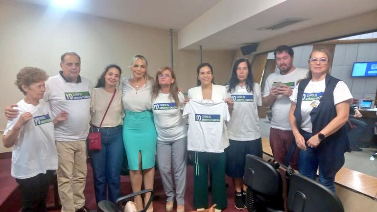 Vecinos del barrio San Vicente, junto a la diputada Johanna Ortega (c), siguieron la sesión desde la platea de visitantes.