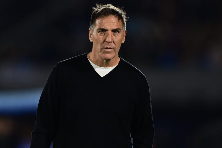 El argentino Eduardo Berizzo, entrenador de Chile, en el partido contra Uruguay por la primera fecha de las Eliminatorias Sudamericanas al Mundial 2026 en el estadio Centenario, en Montevideo. 