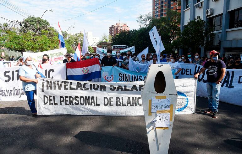 Los Sindicatos Unidos del Hospital de Clínicas se movilizaron ayer frente a los ministerios de Salud Pública y   de Hacienda.