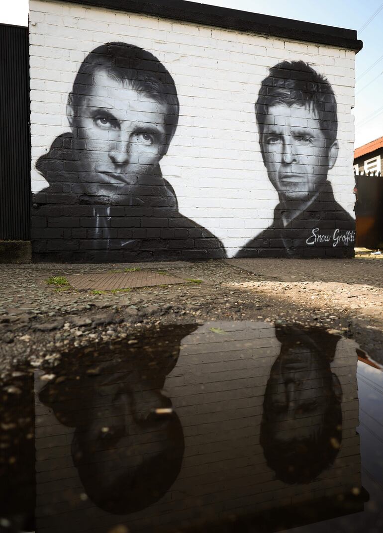 Retrato de Liam and Noel Gallagher, de Oasis, en un mural pintado por el artista Snow Graffiti Scott en la pared del pub Coach and Horses, de Manchester, 29 de agosto de 2024
