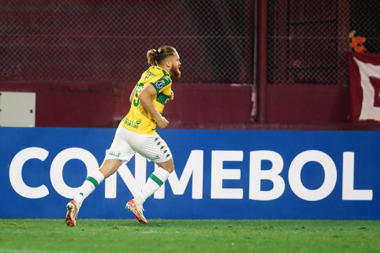 El paraguayo Isidro Pitta, jugador del Cuiabá, festeja un gol en el partido frente a Lanús por la última fecha de la fase de grupos de la Copa Sudamericana 2024 en el estadio Ciudad de Lanús, en Lanús, Argentina.