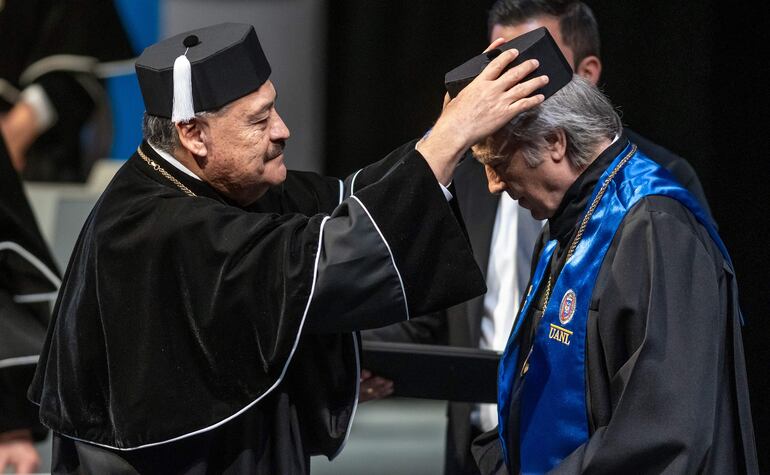 El cantautor español Joan Manuel Serrat recibiendo su doctorado Honoris Causa de manos del rector de la Universidad Autónoma de Nuevo León. (EFE/ Miguel Sierra)
