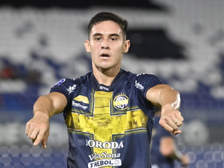 El paraguayo Fernando Romero, jugador del Sportivo Trinidense, celebra un gol en el partido frente a Nacional Potosí por la fase de grupos de la Copa Sudamericana 2024 en el estadio Defensores del Chaco, en Asunción.