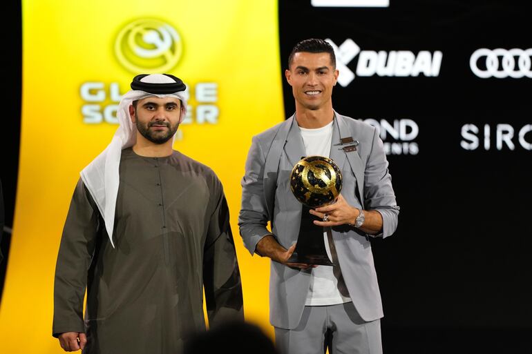 Cristiano Ronaldo, con uno de los trofeos que recibió ayer en los Globe Soccer Awards