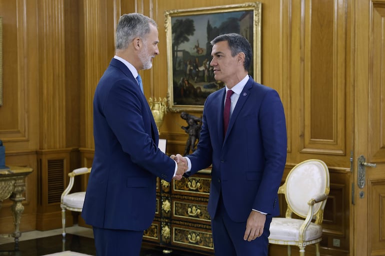 El rey Felipe VI (i) recibe al presidente del Gobierno en funciones y líder del PSOE, Pedro Sánchez (d), mientras continúa su ronda de consultas con los dirigentes políticos antes de proponer candidato a la Presidencia del Gobierno, este martes en el Palacio de la Zarzuela.