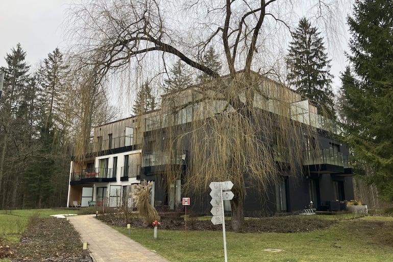 Vista del hotel Enklawa Bialowieska, en el entorno del mayor parque natural de Polonia. Las áreas rurales en torno al bosque de Bialowieza (Polonia), uno de los parajes naturales más valiosos de Europa, afrontan el reto de seguir atrayendo turistas pese al creciente despliegue militar en la zona por los ataques híbridos desde Bielorrusia, una situación que, según las autoridades polacas y los habitantes del lugar, no altera su vida cotidiana. 