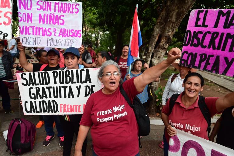 25N: Mujeres salen a las calles para exigir el cumplimiento de sus derechos.