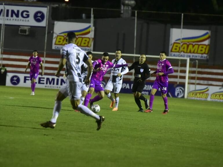 Momento del partido entre Tacuary y Libertad por la fecha 18 del torneo Apertura 2024 del fútbol paraguayo en los Jardines del Kelito, en Asunción.