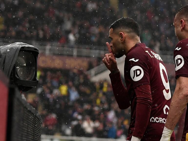 El paraguayo Antonio Sanabria, futbolista del Torino, celebra un gol en el partido contra el Monza por la jornada 30 de la Serie A de Italia.