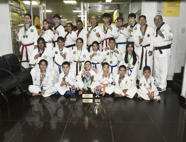 Parte de la delegación paraguaya que conquistó medallas de oro y plata en Aparecida, Brasil.