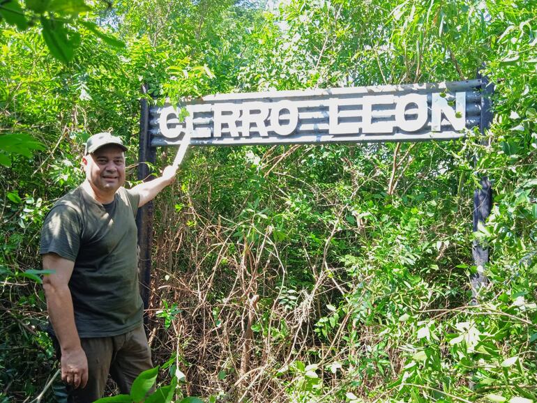 El ingeniero ecólogo Juan Valentín García logró localizar el letrero en lo que fue la ex estación de tren de Cerro León.