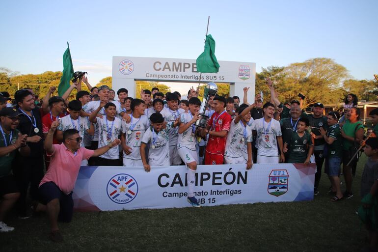 Los campeones festejan con la copa el tercer título para la Liga Deportiva Paranaense, en la categoría sub-15.