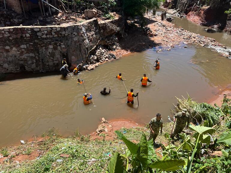 Búsqueda de militares desaparecidos en el arroyo Lambaré.