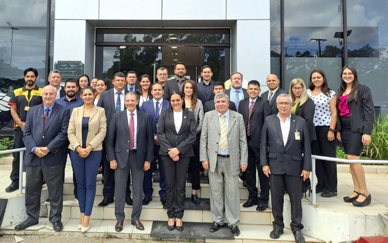 Participantes del “Curso de Carga y Correo en seguridad de la aviación civil”, organizado por la Dinac.