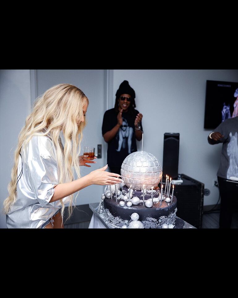 Beyoncé a punto de apagar las velitas de su torta de cumpleaños.(Instagram/Beyoncé)